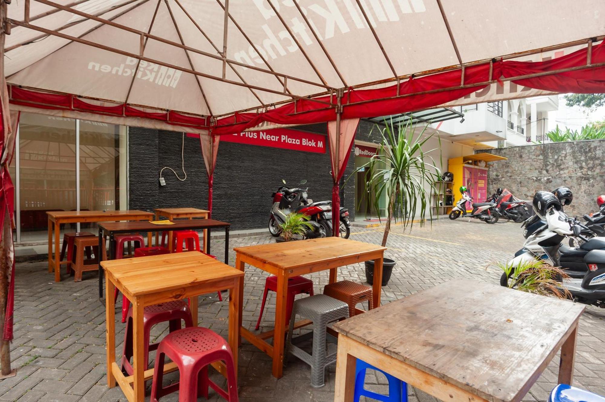 Reddoorz Plus Near Plaza Blok M Jakarta Exteriör bild